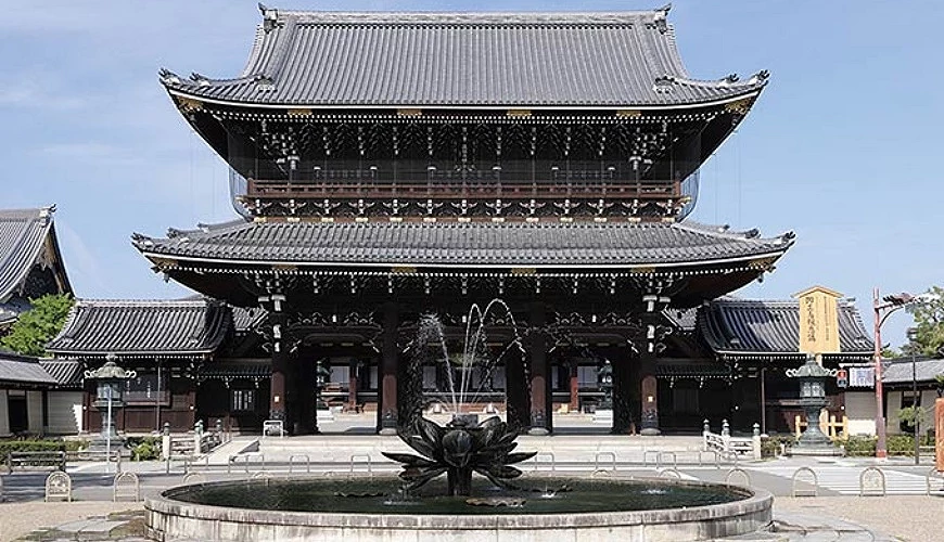 東本願寺御影堂門與前方的噴水池