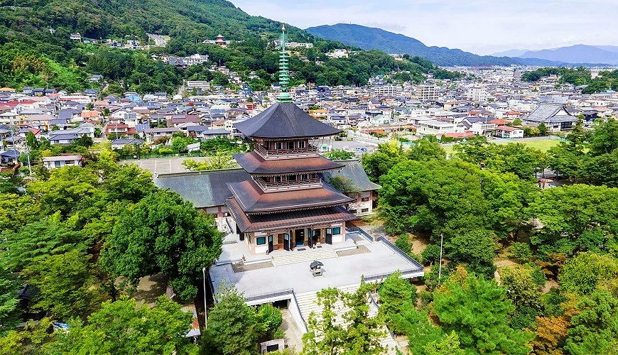 綠意環繞的善光寺