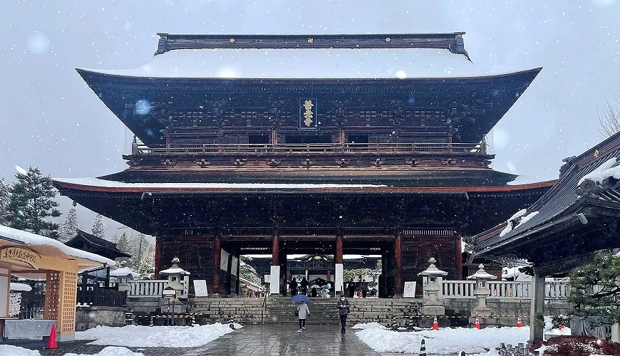 白雪中的善光寺