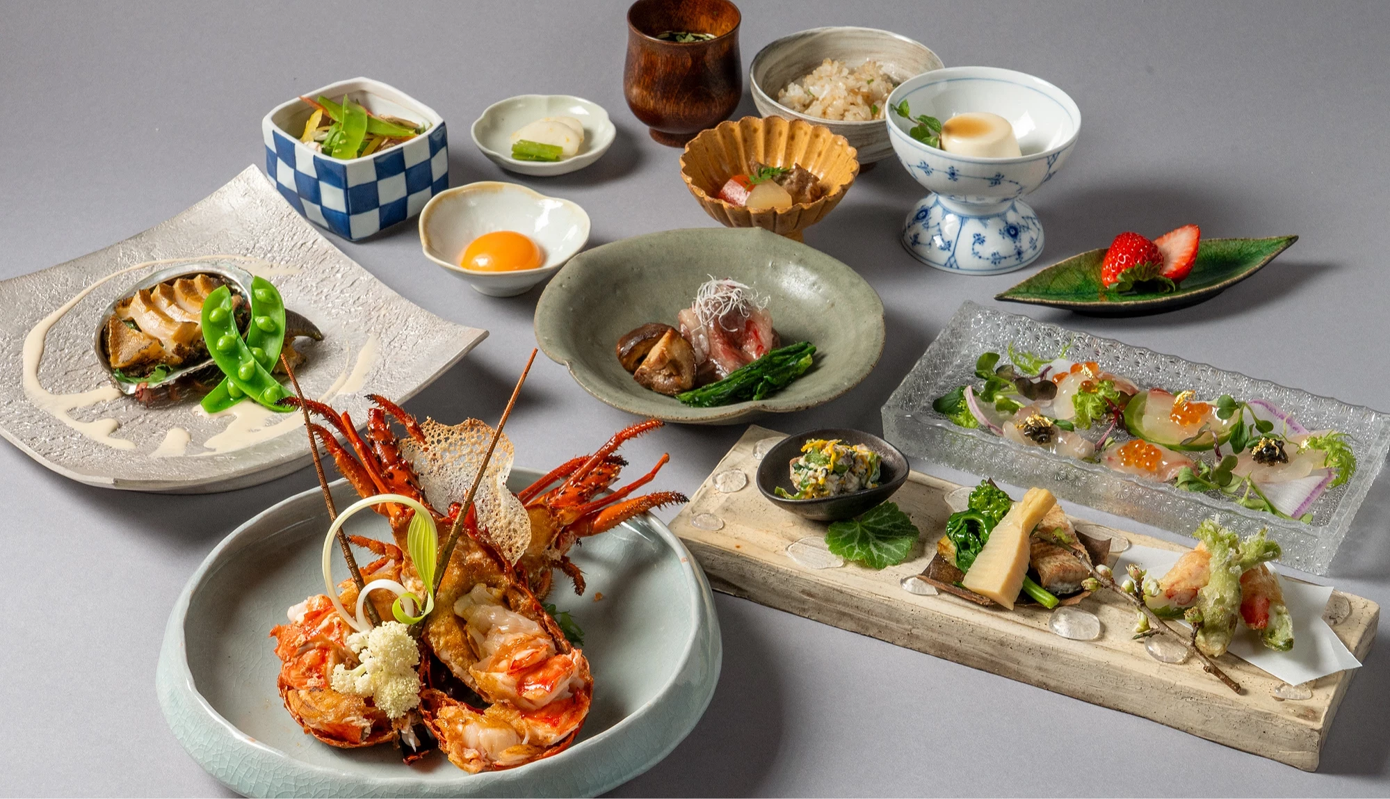 海鮮盛宴套餐,有鮑魚、伊勢龍蝦、生魚片、飯類與甜點等餐點
