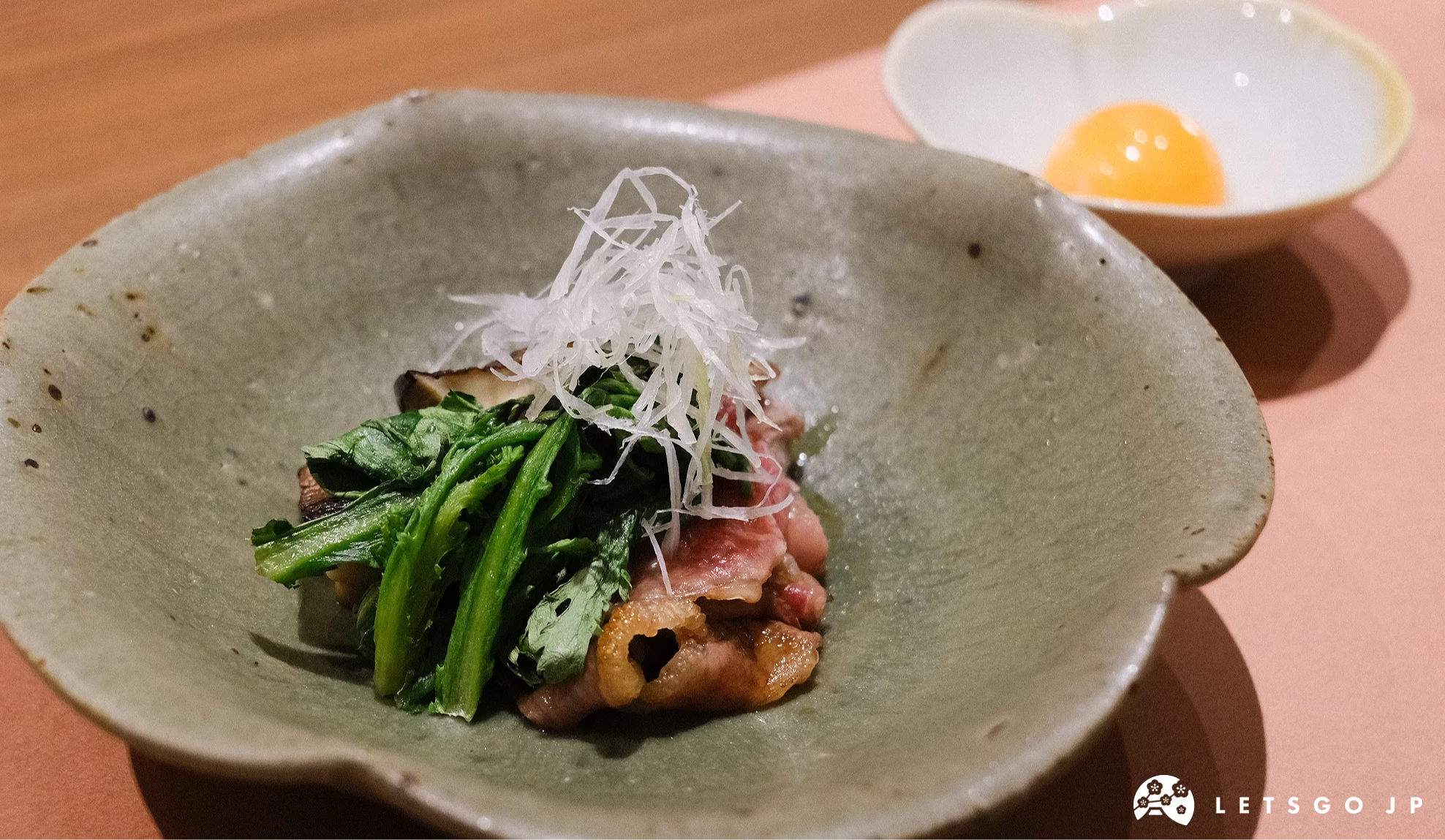 和牛壽喜燒、春菊、蔥絲與生雞蛋