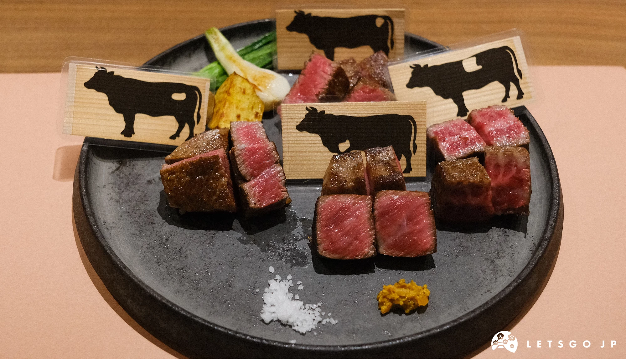 盤子上有花乃牛四個部位的肉