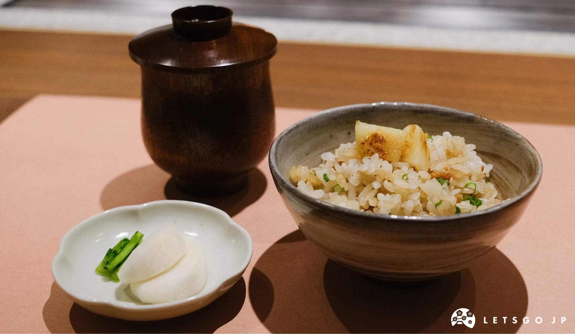 托盤上擺有蒜香炒飯、湯品和漬物
