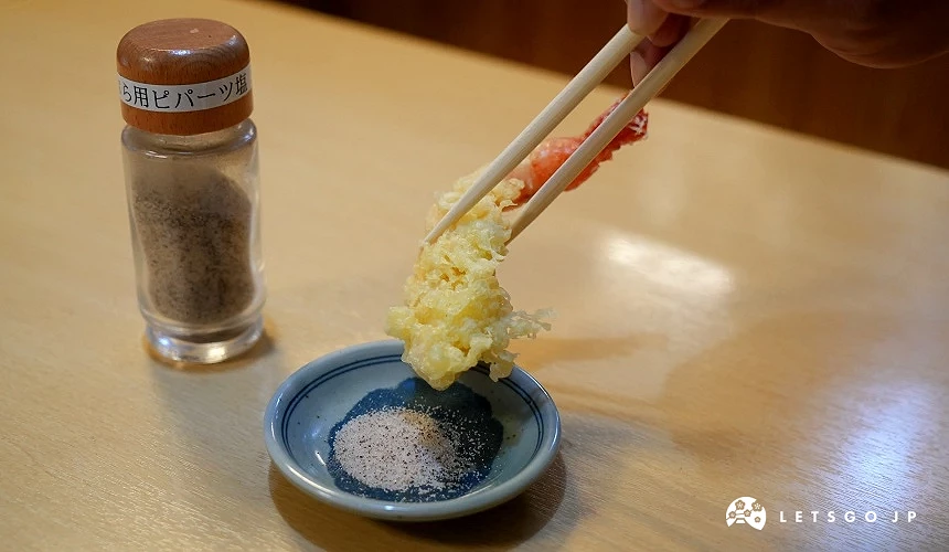 沾裹八重山特產「島胡椒」的炸蝦