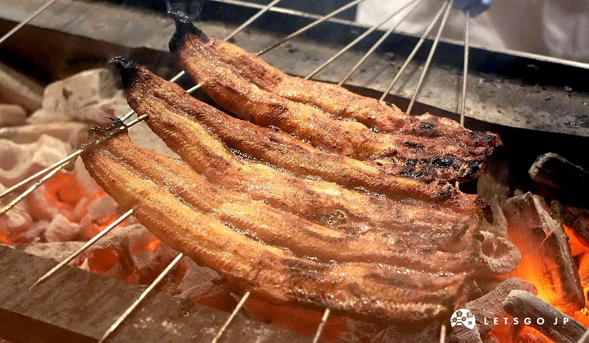 料理現點現做,碳烤至外皮焦香的鰻魚,看得令人垂涎三尺攝影:Angie