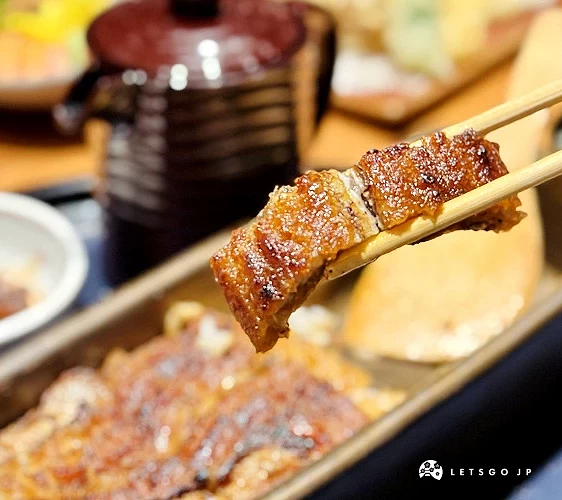切段的蒲燒鰻魚酥脆且更好入口,很適合鰻魚飯三吃攝影:Angie