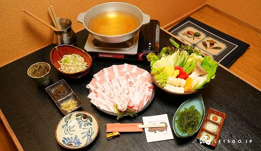 阿古豬涮涮鍋套餐有肉片蔬菜各式小菜