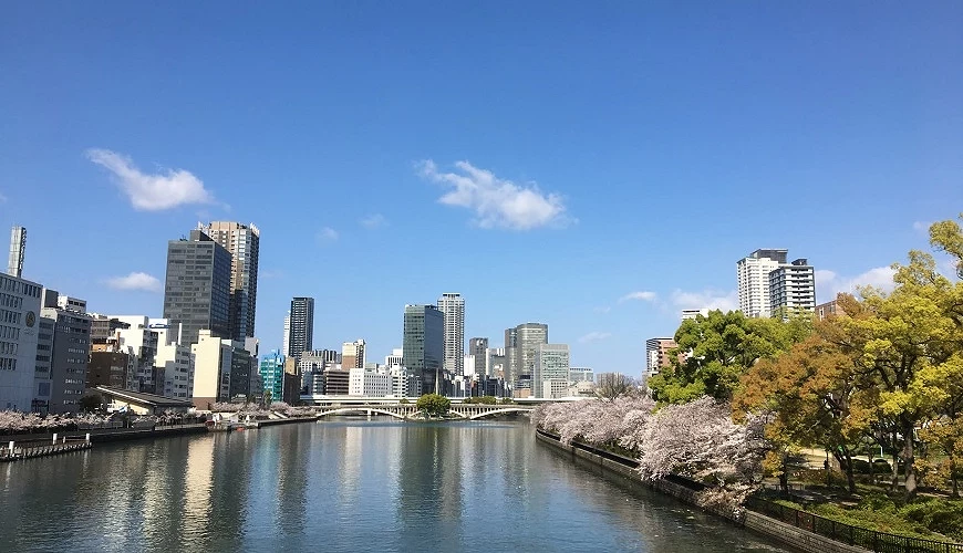 以復古建築與都會綠洲般的河畔景色聞名的北濱