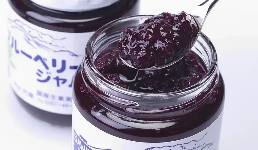 澤屋(SAWAYA)藍莓果醬,用湯匙挖起滿滿的果肉,展現濃郁天然的色澤