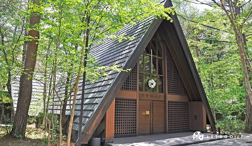 輕井澤高原教堂木造三角屋頂建築外觀