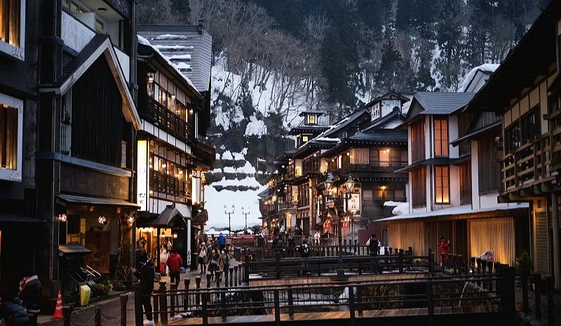 傍晚亮燈的雪景銀山溫泉