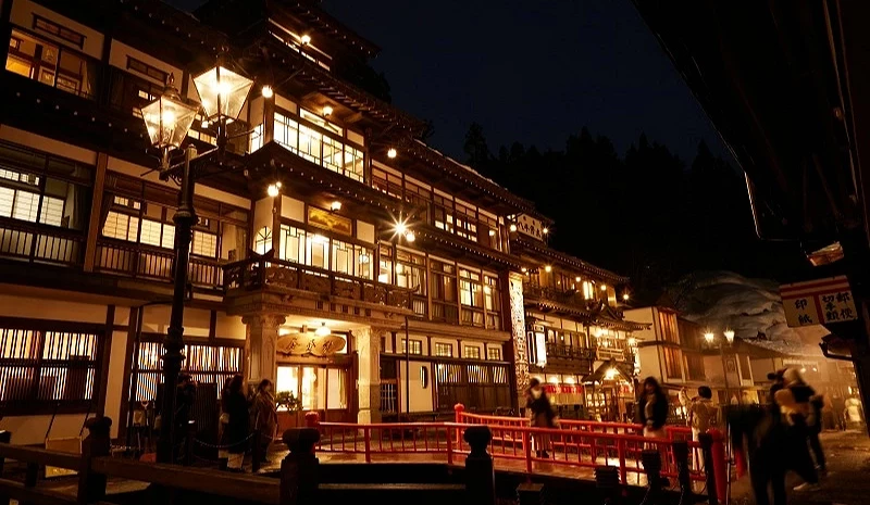 夜晚的銀山溫泉住宿能登屋外觀