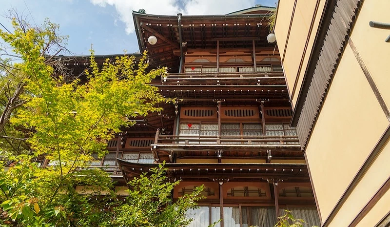 白天的長野金具屋溫泉旅館外觀