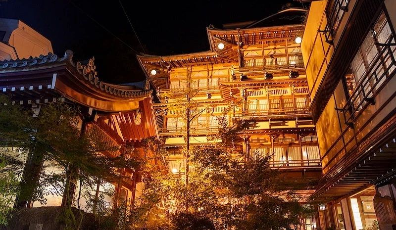 夜晚的長野金具屋溫泉旅館外觀