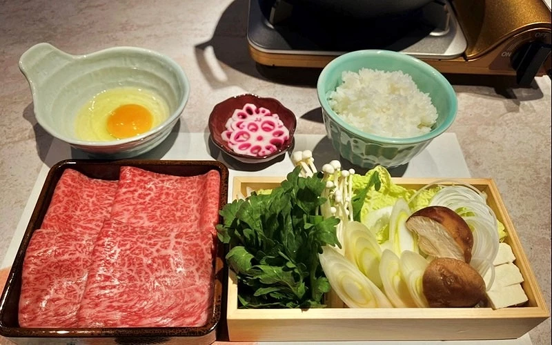 日本鎌倉燒肉出汁燒肉兜的和牛涮涮鍋套餐與蔬菜盤