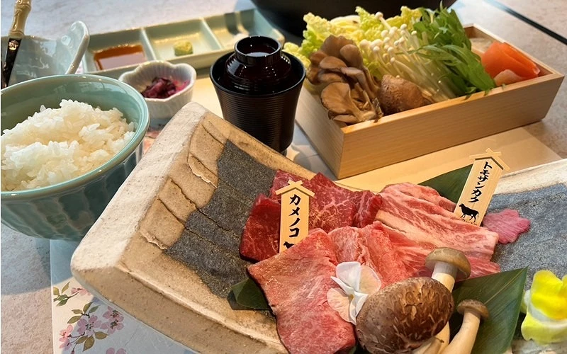日本鎌倉燒肉出汁燒肉兜的和牛燒肉套餐和白飯