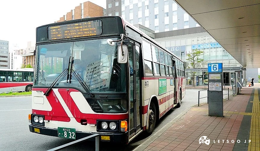 「旭川站」前的6號公車站牌
