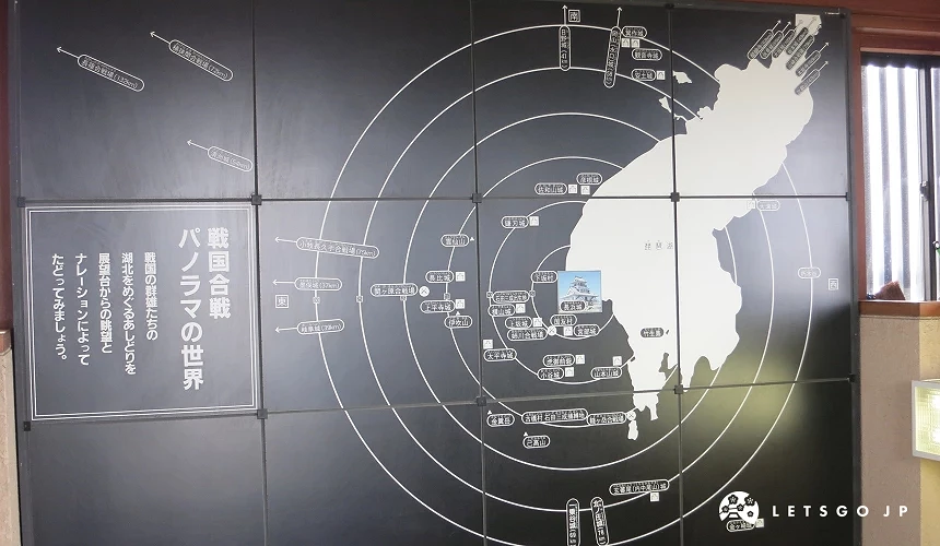 室內展示板「戦国合戦パノラマの世界」,附地圖標示各地城址位置