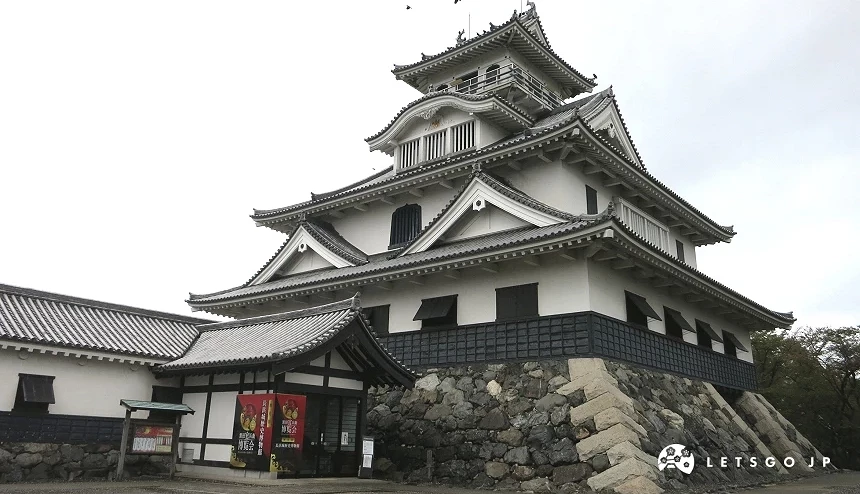 白牆黑瓦多層式日本城郭天守閣,下方為石垣基座