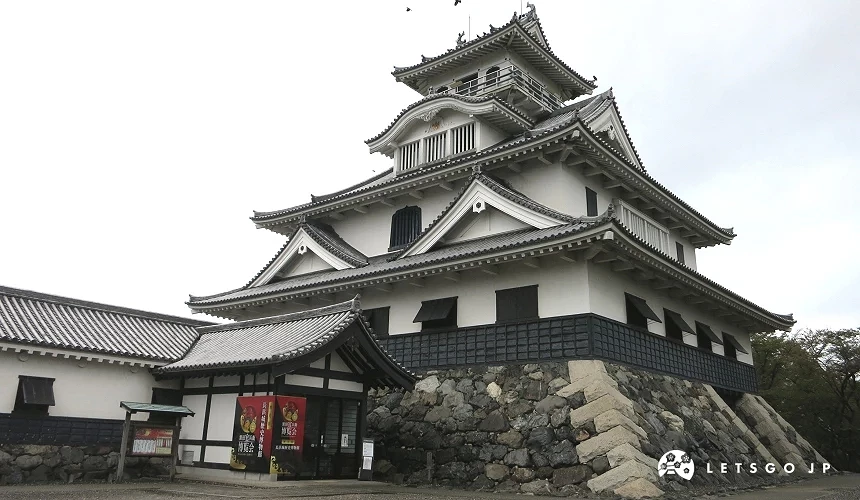 白牆黑瓦多層式日本城郭天守閣,下方為石垣基座
