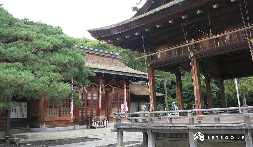 茅草屋頂傳統神社社殿,右側為木造拜殿舞台,境內設有奉納台