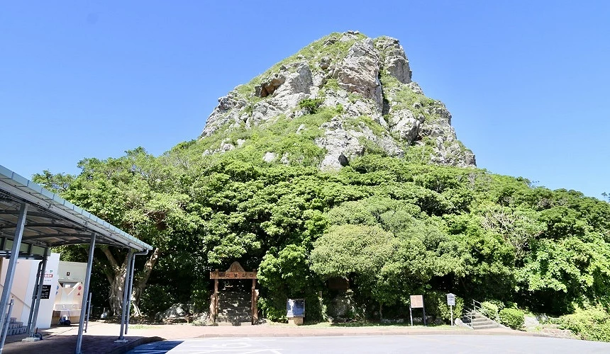 伊江島突起於綠樹中的岩石山丘