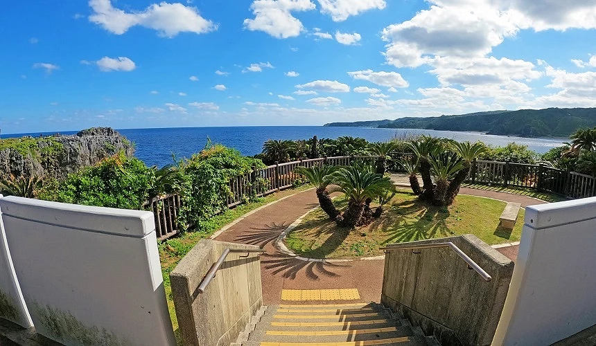 沖繩邊戶岬的觀景步道與遼闊海景