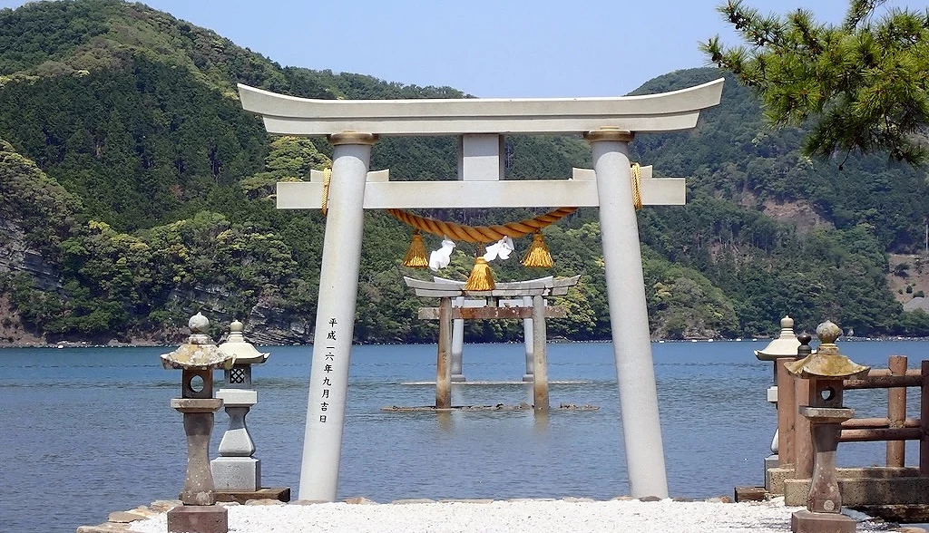 長崎和多都美神社延伸出海岸的長崎和多都美神社鳥居