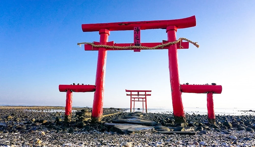 站立在砂石岸上的佐賀大於神社鳥居