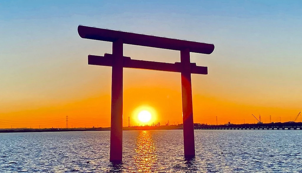 宮島嚴島神社鳥居與即將落下得夕陽