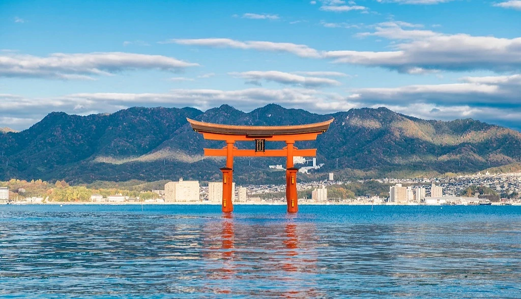 晴朗天氣海上的宮島嚴島神社鳥居