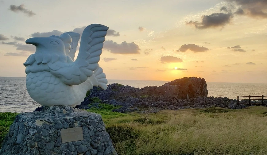 邊戶岬夕陽下的鳥型紀念碑與海岸礁岩