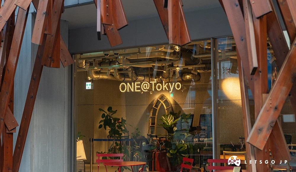 one@tokyo內部黃光和桌椅