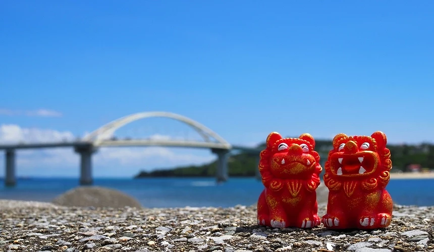 兩隻紅獅子背景為瀨底大橋