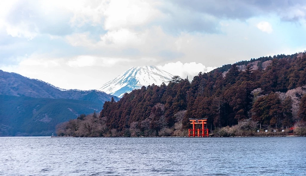 冬天的富士山、湖畔以及湖上紅色鳥居
