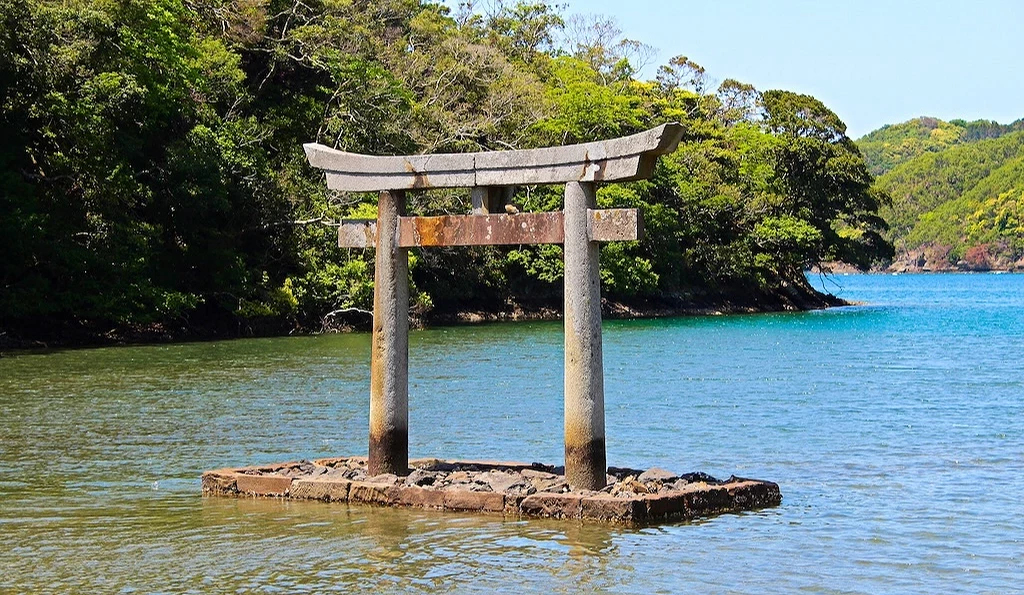佇立在海中的長崎和多都美神社鳥居