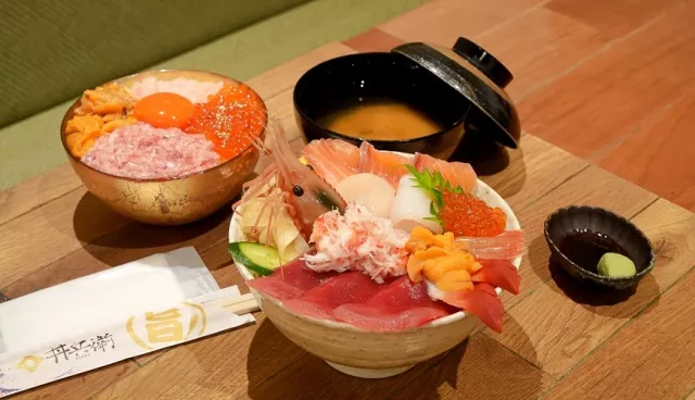 「二條市場丼兵衛」菜單推薦高CP值500日圓海鮮丼，小樽運河店也吃得到