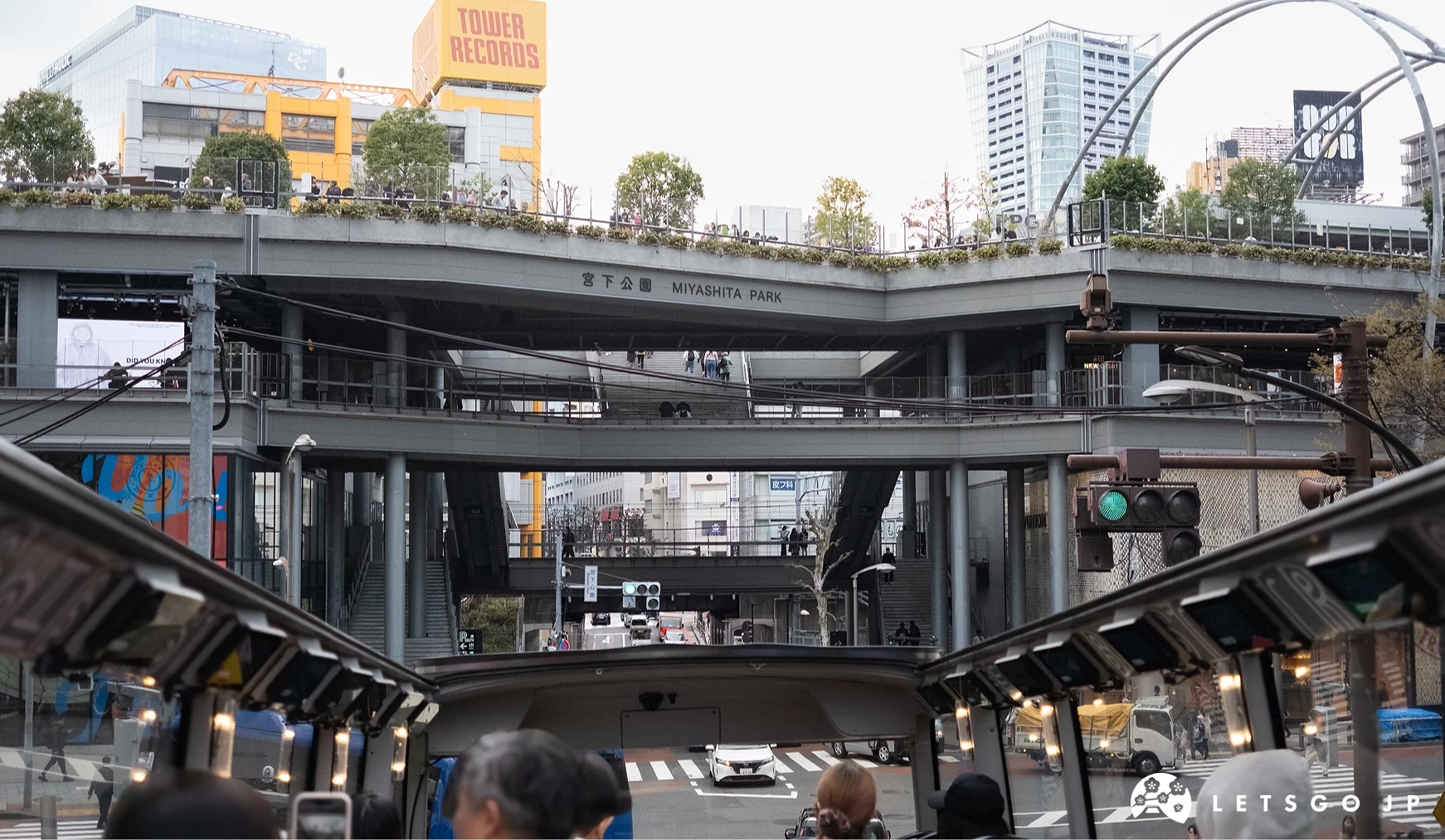 乘客在車上遠望宮下公園