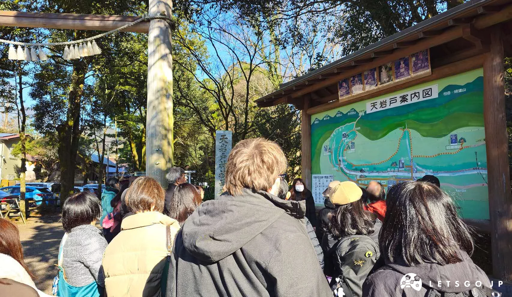 旅客於天岩戶神社的導覽圖前集合