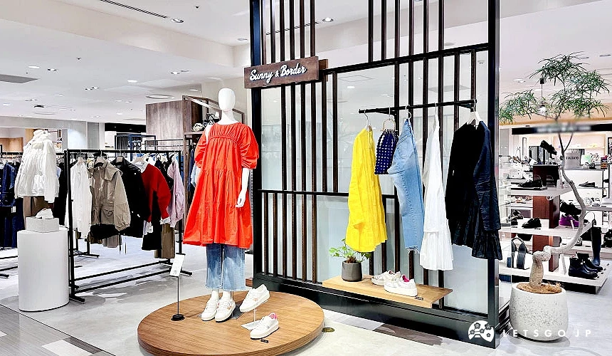 店家內陳列擺放著日本國內外流行女性服飾