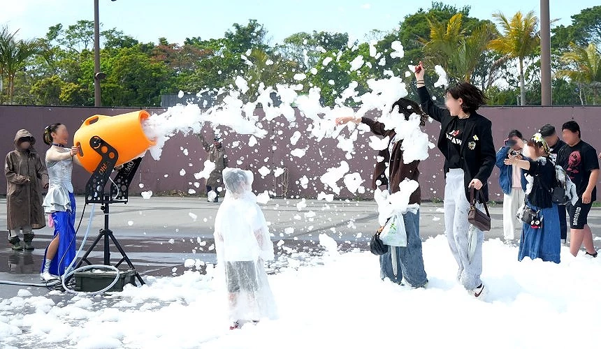 「叢林亞水花嘉年華」大人小孩一起玩泡泡同樂