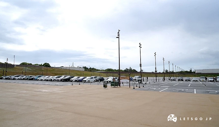 園區入口前的大型停車場