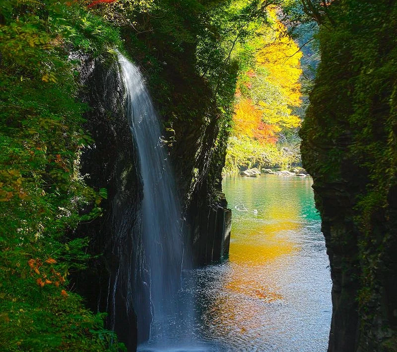秋季被楓葉染紅的高千穗峽與真名井瀑布絕景