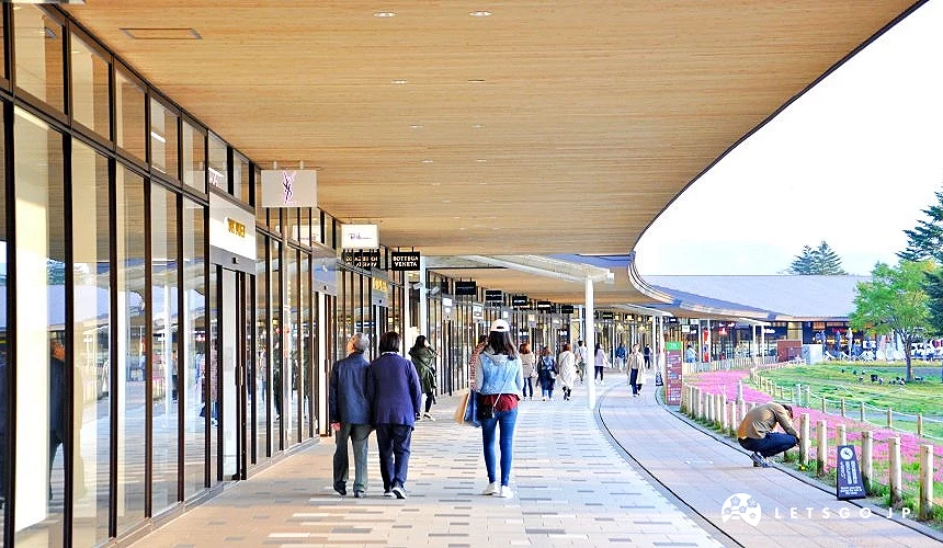 輕井澤王子購物廣場木造迴廊與店鋪