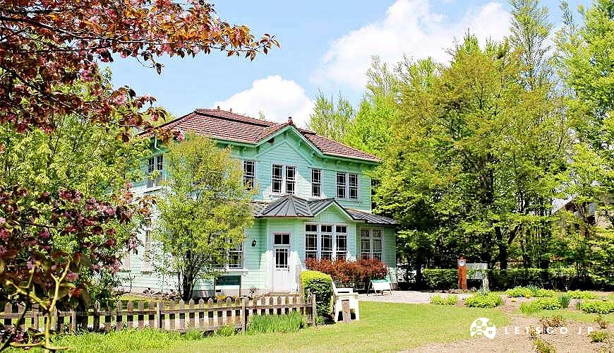 位在樹林中紅色屋頂綠色獨棟建築