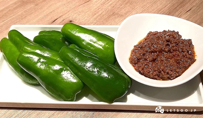 盤子上裝了新鮮的青椒與碎絞肉