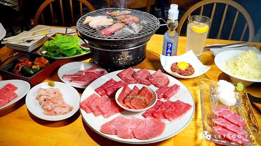 一桌豐盛的燒肉套餐