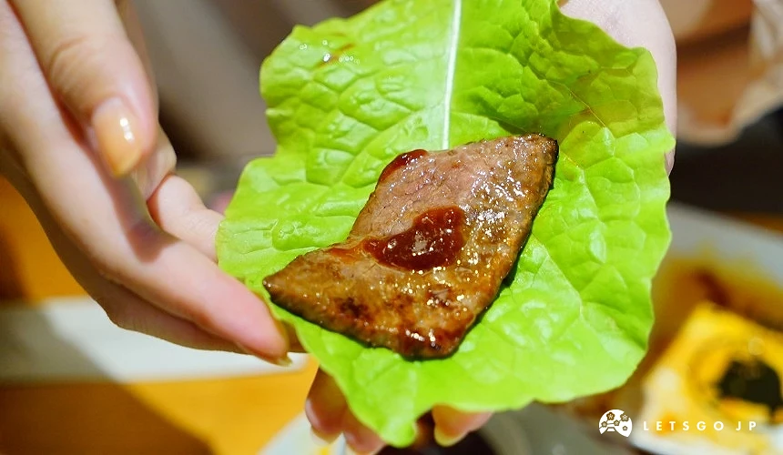 用菜包著烤好的肉