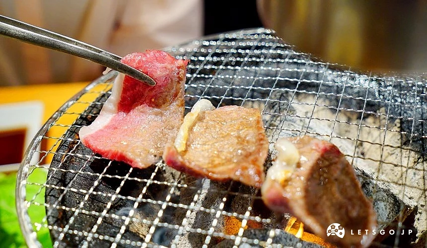 在圓形烤網上烤著肉塊