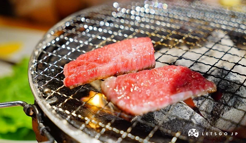 烤網上放著兩片肉片